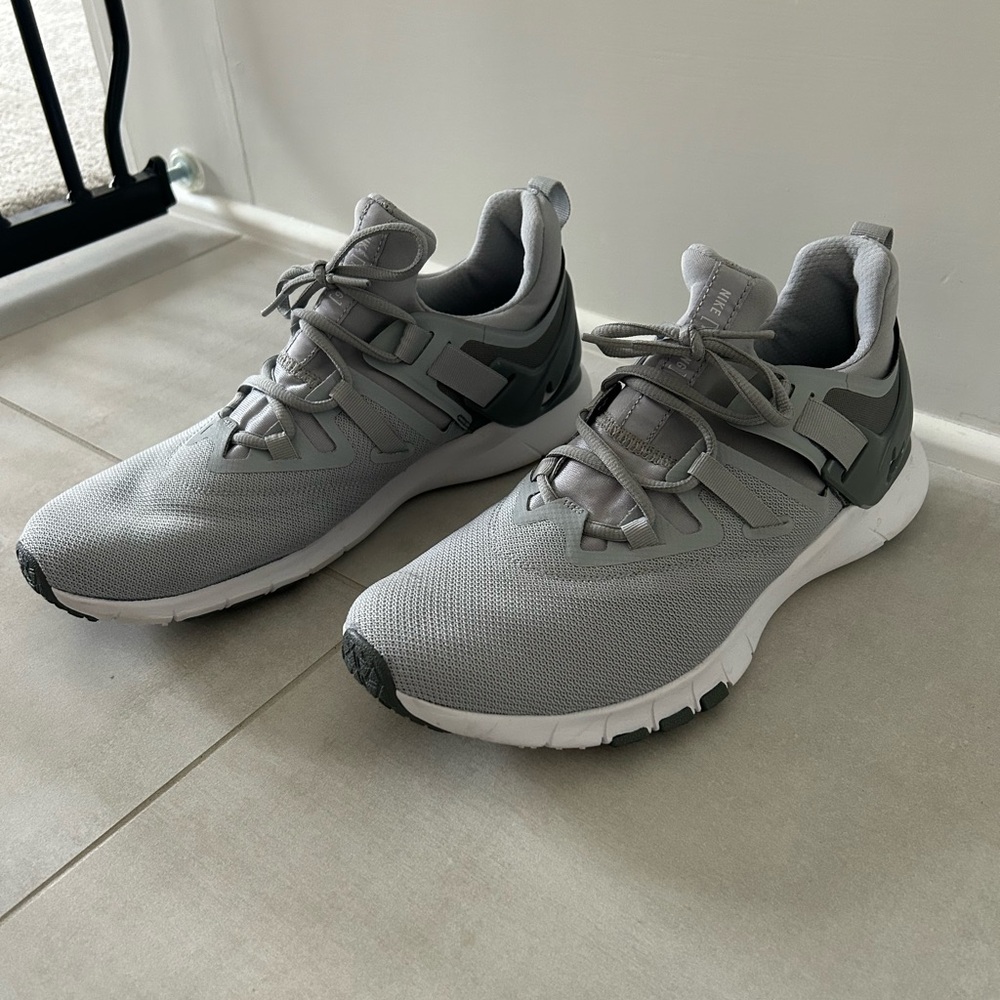Nike Men's Gray Athletic Sneakers
